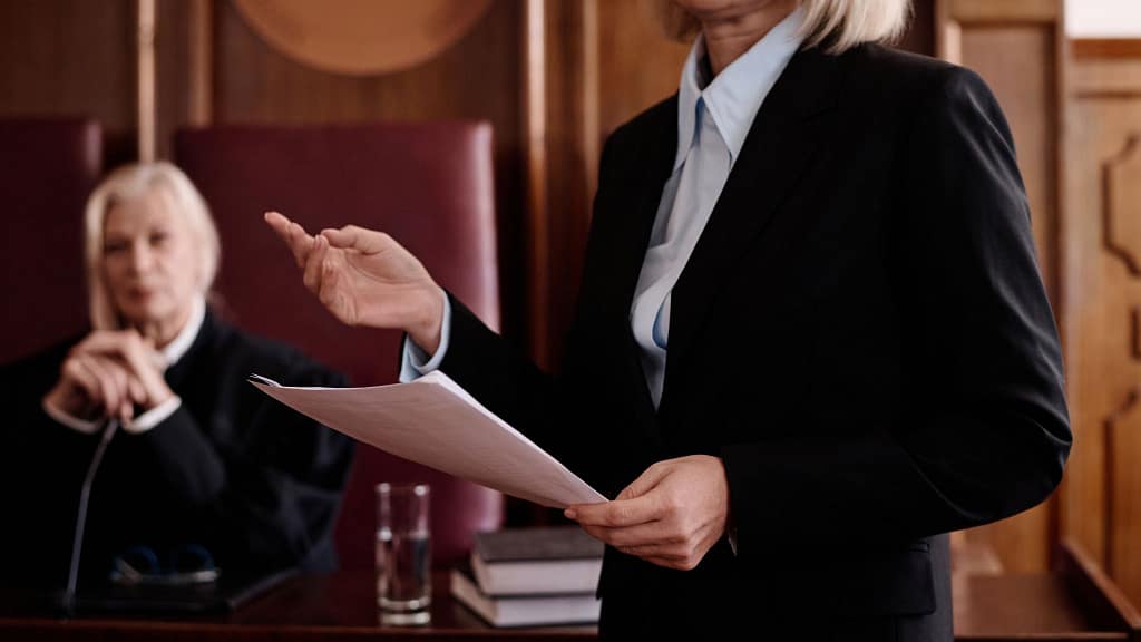 Arizona Settlements Vs. Trials: What You Need to Know 2 Lawyer presenting during a trial