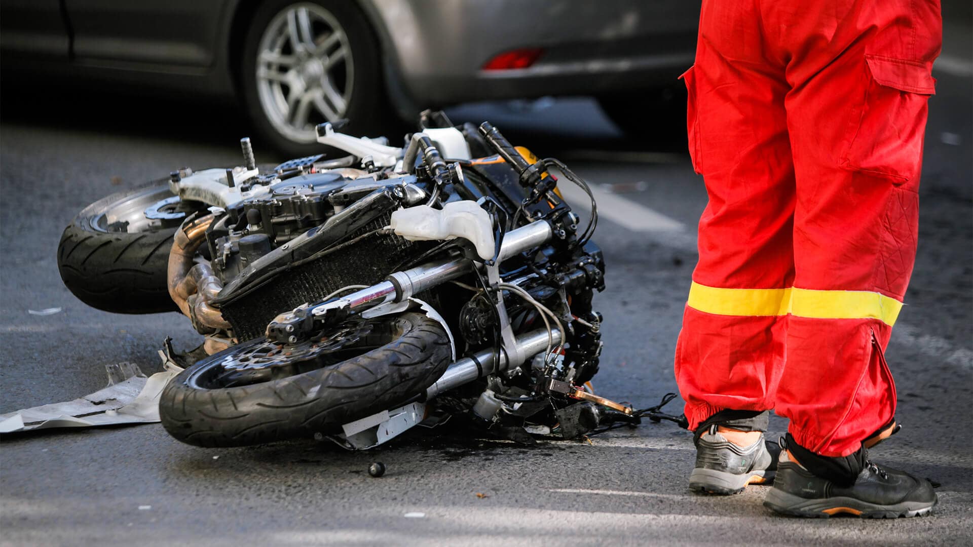 Accidente de motocicleta en vía urbana con vehículo motorizado