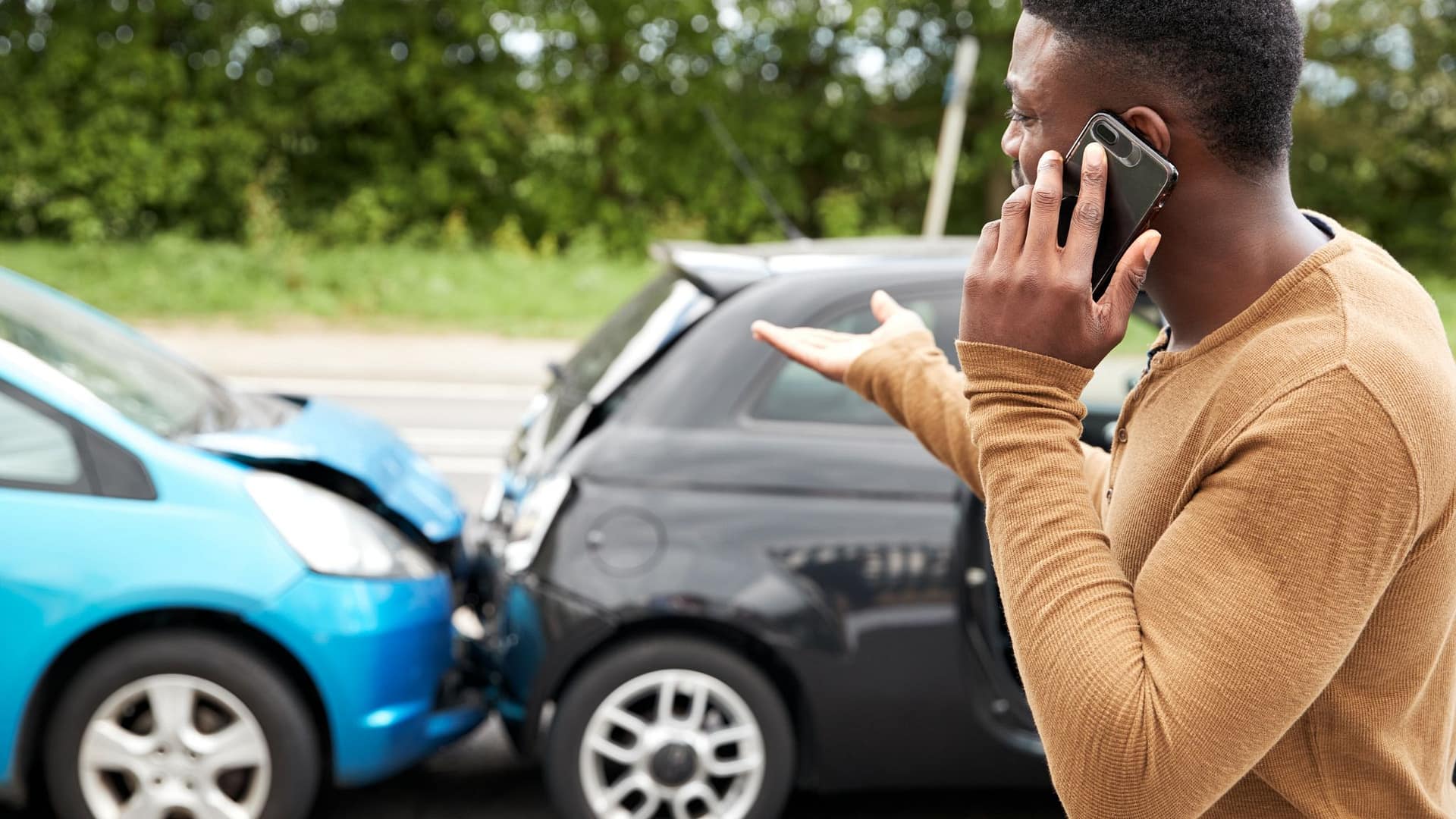 Man reporting a car accident. - Thompson Law Car Accident Lawyers