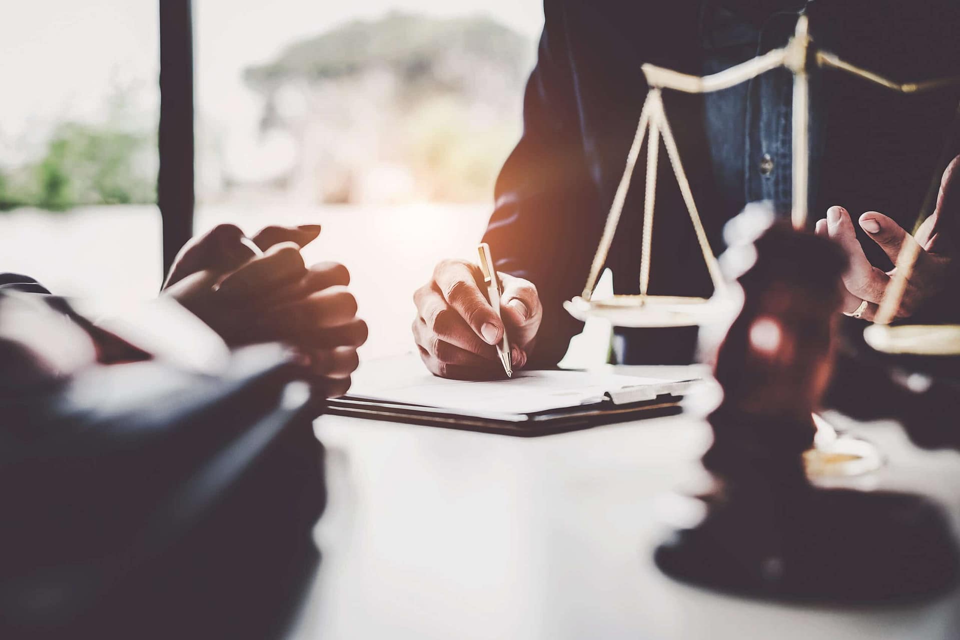 McKinney personal injury lawyers meeting with a client after a car accident. ¿Qué pasa si no puedo pagar un abogado para un caso de lesiones personales? Lawyer For a Personal Injury Case. San Antonio Personal Injury Lawyers