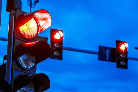 Corredores del semáforo en rojo matan a 2 personas al día en Estados Unidos 2 Corredores del semáforo en rojo matan a 2 personas al día en Estados Unidos