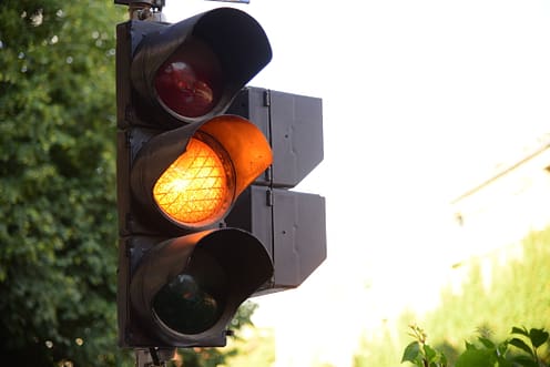 ¿Es legal pasarse un semáforo en amarillo en Texas? 3 Luz amarilla de los semáforos en la ciudad de verano: ¿Es legal pasar una luz amarilla en Texas?