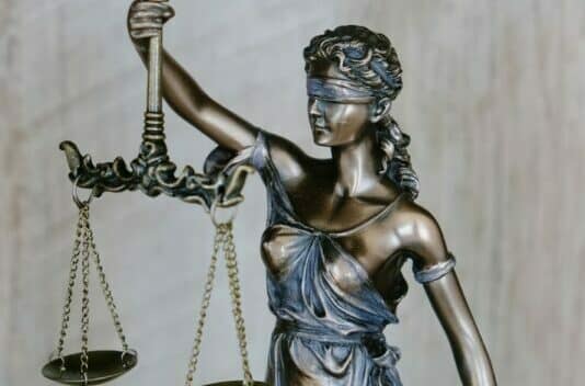 Estatua de Lady Justice de una mujer con los ojos vendados sosteniendo la balanza de la justicia