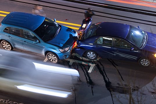 Accidente de coche en la carretera. Guía completa del umbral de pérdida total en Texas.