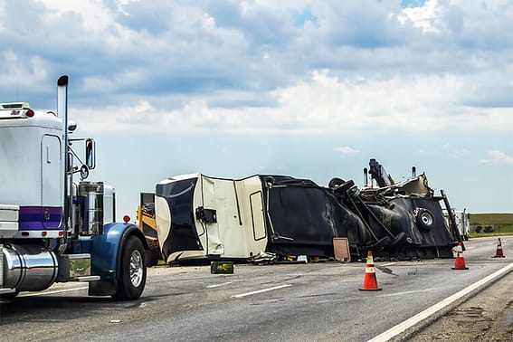 Camión de 18 ruedas volcado - Abogados de accidentes de camiones en El Paso