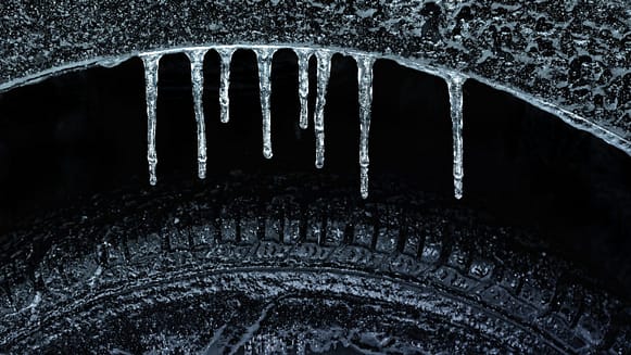 Consejos de seguridad para el coche y el hogar en invierno 3 Pasillo de rueda y neumático congelados