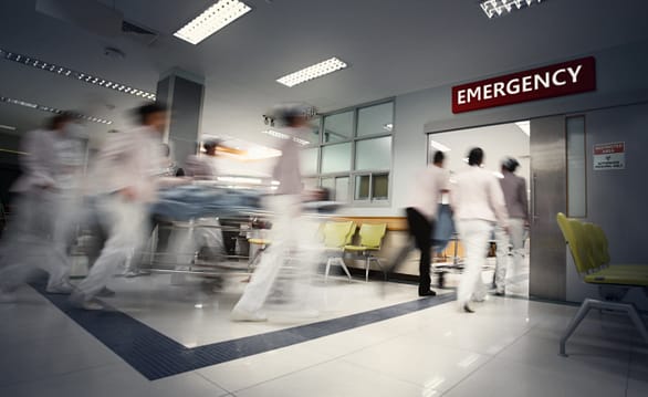 Coronavirus y accidentes de tráfico: verdades y mitos en las noticias 4 Fotografía borrosa de un paciente en una camilla o camilla que es empujado a toda velocidad por un pasillo de hospital. Nuevo coronavirus (enfermedad del nuevo coronavirus 2019, COVID-19, nCoV).