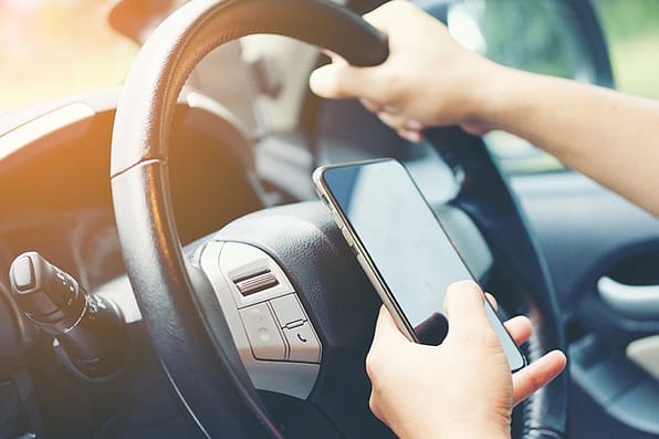 ¿Con qué frecuencia los teléfonos móviles causan accidentes automovilísticos? 2 Enviar mensajes de texto y conducir con teléfonos móviles.