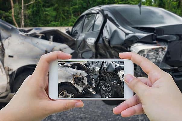 Errores que se deben evitar después de un accidente de auto 3 Persona que toma fotografías después de un accidente automovilístico: errores que se deben evitar después de un accidente de auto