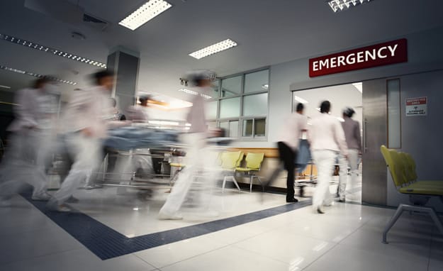 Fotografía borrosa de un paciente en una camilla o camilla que es empujado a toda velocidad por un pasillo de hospital. Nuevo coronavirus (enfermedad del nuevo coronavirus 2019, COVID-19, nCoV).
