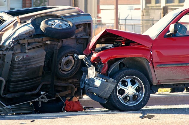 ¿Son más seguros en caso de accidente los coches más ligeros o los más pesados? 3 Accidente de tráfico entre dos coches y un coche volcado. ¿Qué coche es más seguro?