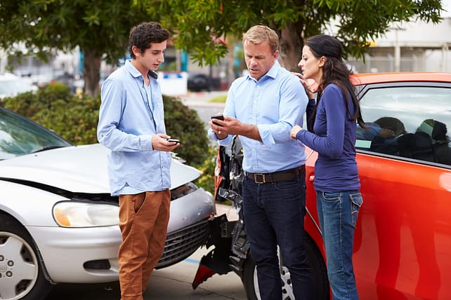 Accidentes de coche entre adolescentes: guía completa 2 Adolescente, mujer y hombre, intercambiando información después de un accidente de coche. Accidentes de coche entre adolescentes