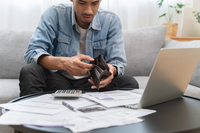 Cobro de deudas en un caso de lesiones personales: lo que necesita saber 2 Concepto financiero del problema de quiebra, joven abriendo estrés de billetera vacía para encontrar dinero para pagar el período de la hipoteca de la deuda. cobro de deudas por lesiones personales