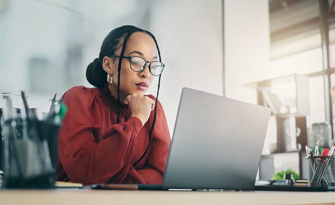 Cómo encontrar el mejor abogado de lesiones personales para su caso 3 Mujer haciendo una investigación en línea buscando al mejor abogado de lesiones personales en Texas