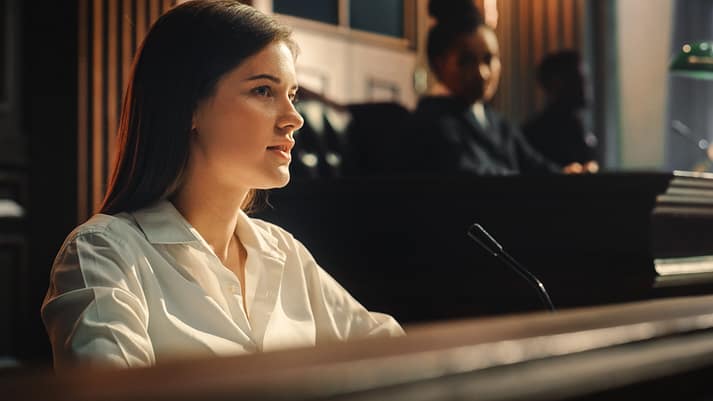 ¿Qué sucede si no puedo, o no pago, una multa en Texas? 2 Juicio ante el Tribunal de Justicia y Justicia: Retrato de una bella testigo dando testimonio al fiscal y al abogado defensor, al juez y al jurado escuchando. ¿Qué sucede si no pago una multa en Texas? ¿Qué pasa si no puedo pagar una multa en Texas?