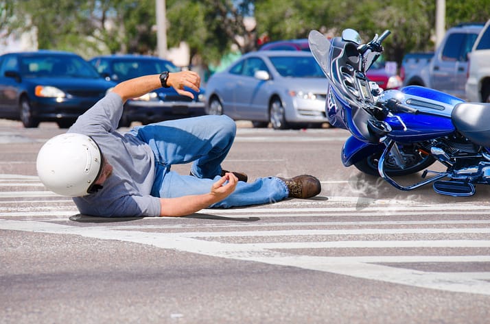 Consejos de seguridad para motocicletas y accidentes de motocicleta 3 Accidente de motocicleta en una intersección muy transitada