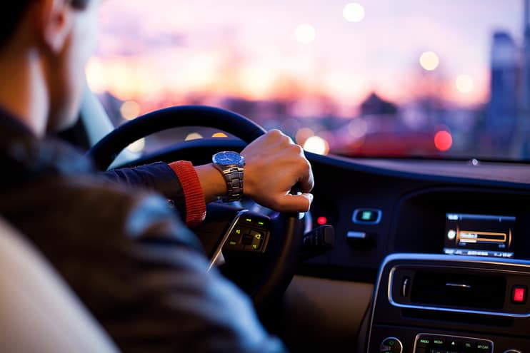 ¿Es ilegal conducir con las luces interiores del coche encendidas en EE.UU.? 4 Conducir un coche de noche: un joven conduce su coche moderno al anochecer. ¿Es ilegal conducir con las luces interiores del coche encendidas en Texas?