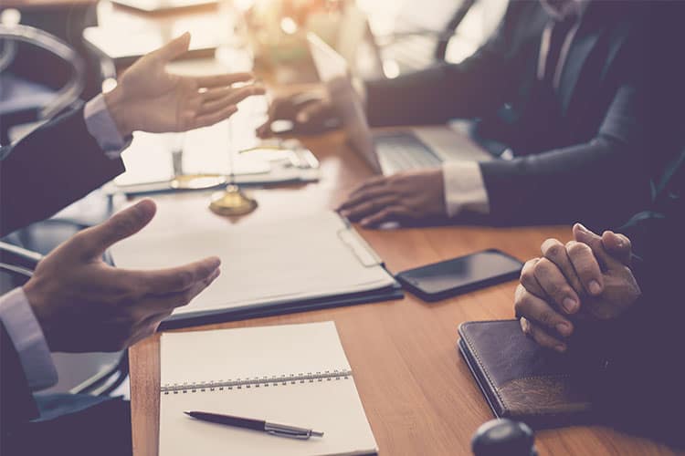 Trabajando juntos Abogados que trabajan juntos en lesiones personales