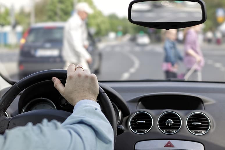 ¿Los peatones siempre tienen el derecho de paso en Texas? 2 El conductor y un peatón en un cruce de peatones - Abogados de accidentes de peatones de Texas