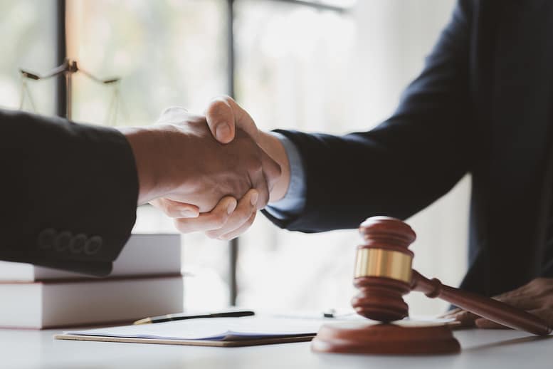 Cómo encontrar el mejor abogado de lesiones personales para su caso 2 Los abogados estrechan la mano de los clientes que vienen a declarar en el caso de malversación de fondos por parte de socios comerciales que invierten conjuntamente en el negocio. El concepto de contratar un abogado para procedimientos legales. Cómo encontrar un abogado de lesiones personales adecuado para usted.